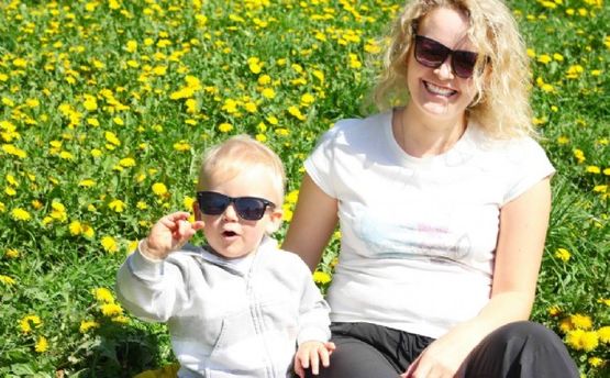 Mutter und Kind mit Sonnenbrillen